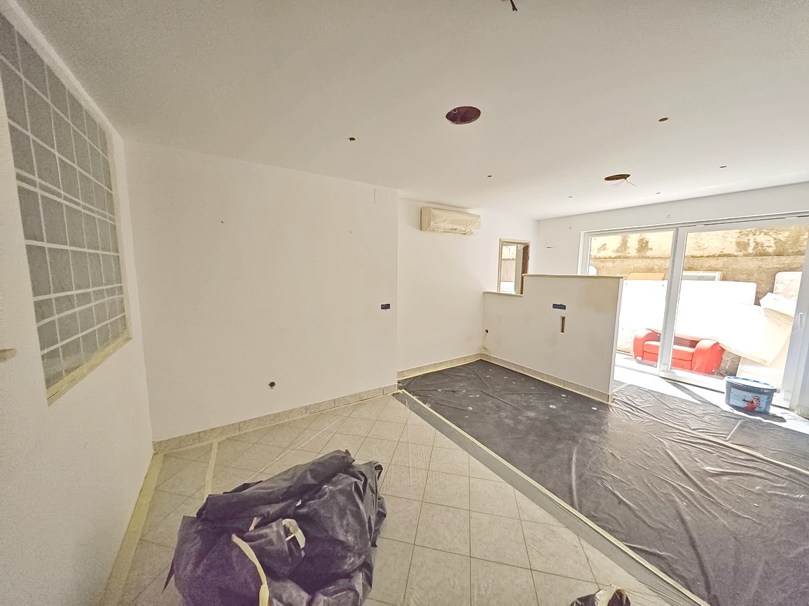 Njivice, három hálószobás apartman kiváló helyen, a tenger közelében!