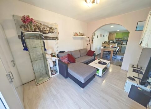 Punat, két különálló apartmannal rendelkező ikerház jó helyen!