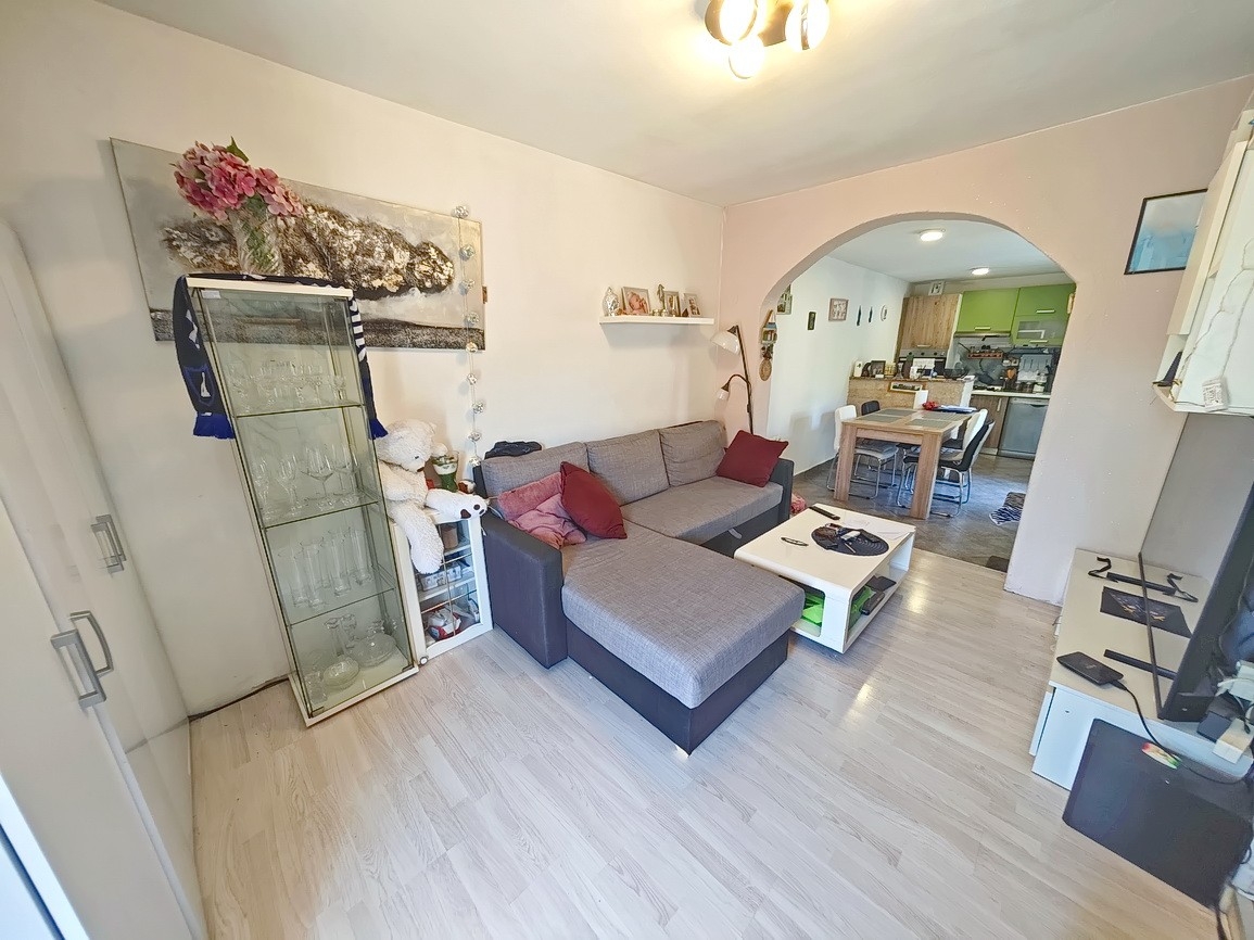 Punat, két különálló apartmannal rendelkező ikerház jó helyen!