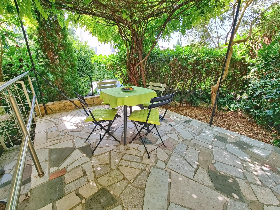 Malinska, tágas zöld terasszal rendelkező apartman!