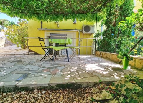 Malinska, tágas zöld terasszal rendelkező apartman!