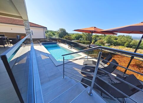 Malinska, modern villa medencével, csendes helyen!