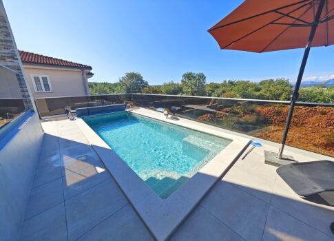 Malinska, modern villa medencével, csendes helyen!