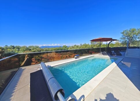 Malinska, modern villa medencével, csendes helyen!