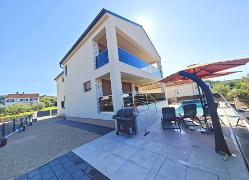 Malinska, modern villa medencével, csendes helyen!