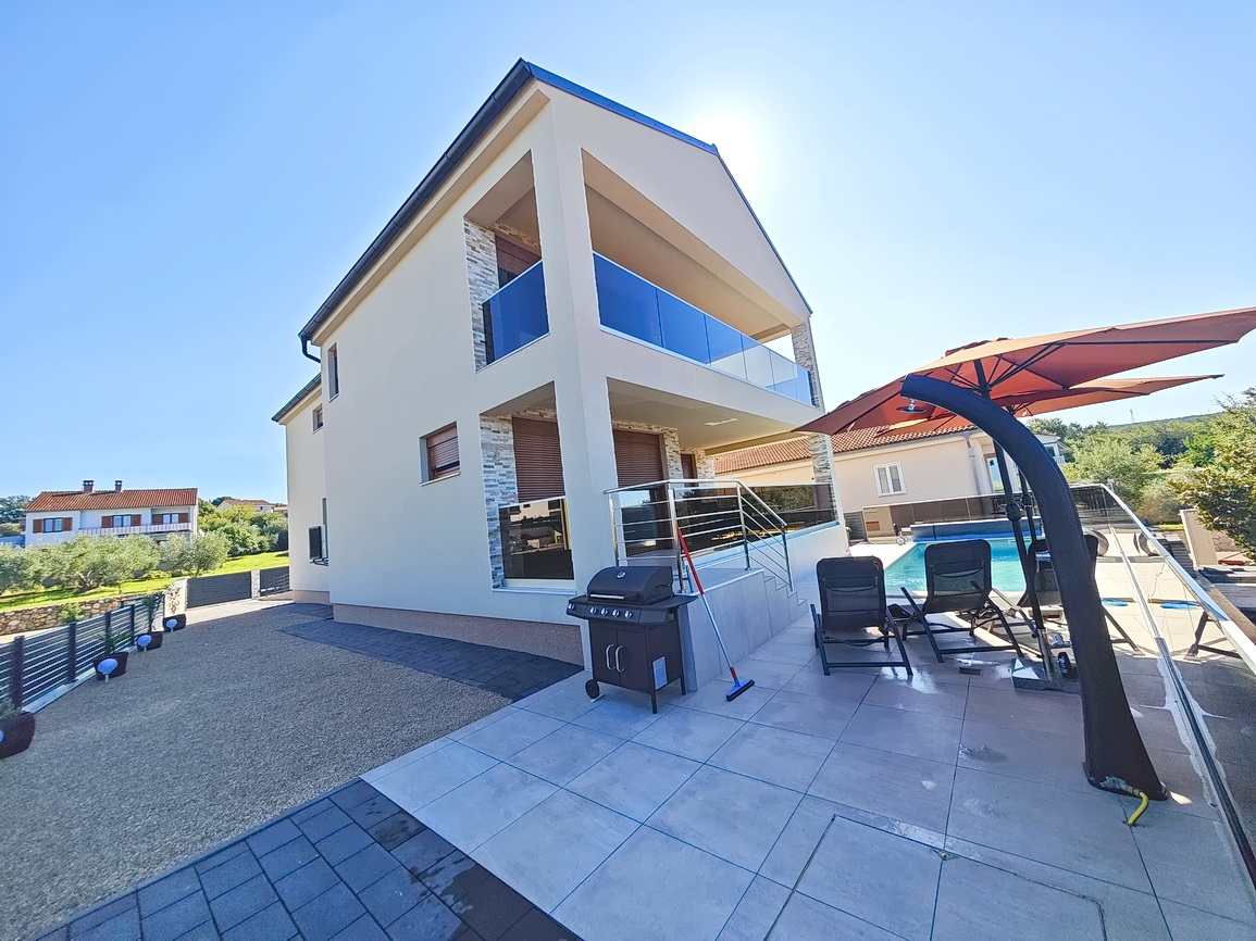 Malinska, modern villa medencével, csendes helyen!