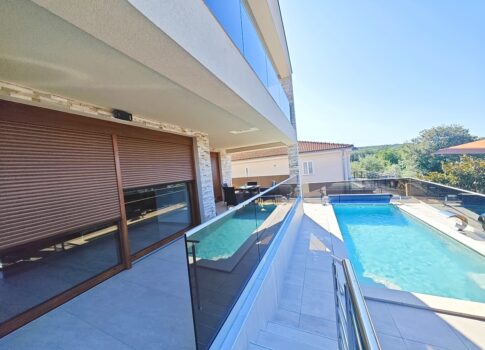 Malinska, modern villa medencével, csendes helyen!