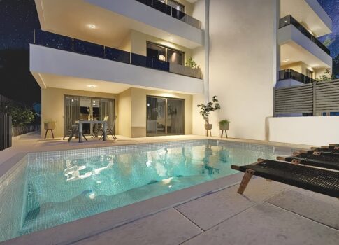 Vrbnik, modern földszinti apartman kerttel és medencével!