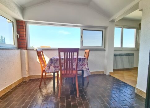 Malinska, apartman a 2. emeleten, közel a központhoz és a tengerhez, kilátással!