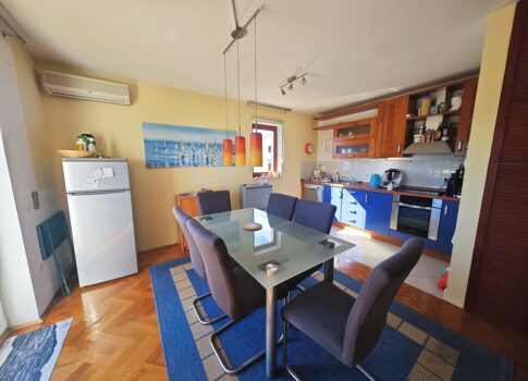 Malinska, kétszintes apartman a tenger közelében, kilátással!