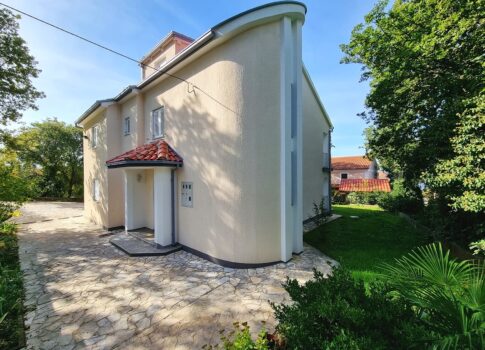 Malinska, kertes családi ház csendes helyen, kilátással!