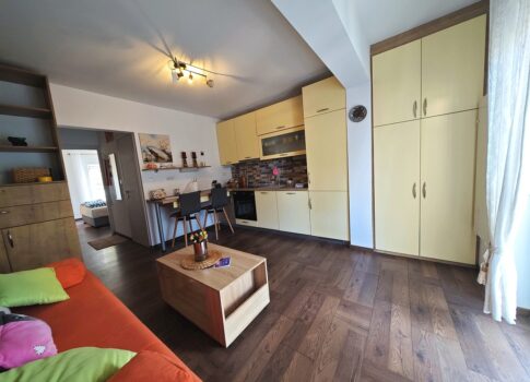 Njivice, bútorozott apartman az 1. emeleten, a központ és a strand közelében!