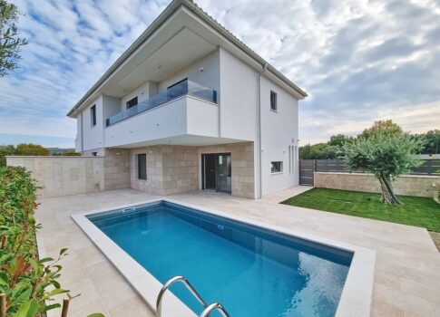 Malinska környéken, medencés ikerház csendes helyen!