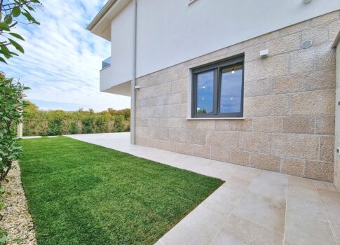 Malinska környéken, új építésű, ikerház medencével és kerttel!