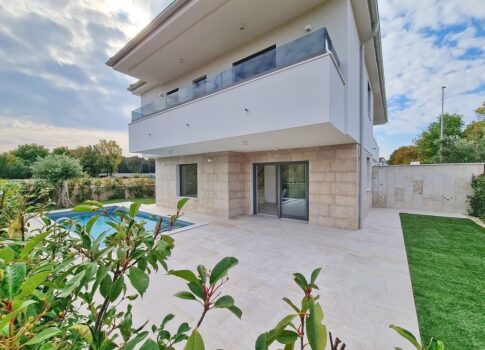 Malinska környéken, új építésű, ikerház medencével és kerttel!