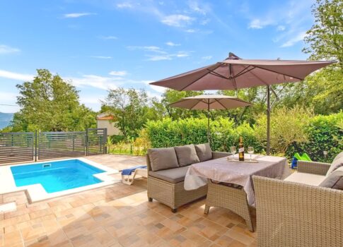 Uvala Soline, ikerház medencével és kerttel, csendes helyen!