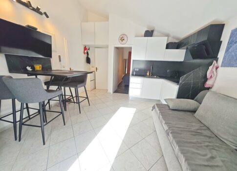 Malinska, bútorozott egyszobás apartman a központ és a tenger közelében!