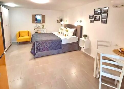 Krk, földszinti stúdiólakás kerttel!