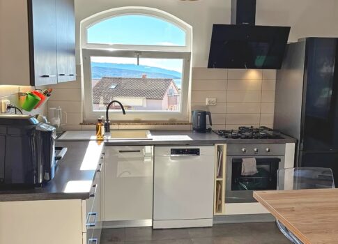 Krk, három hálószobás, kétszintes apartman tengerre néző kilátással!