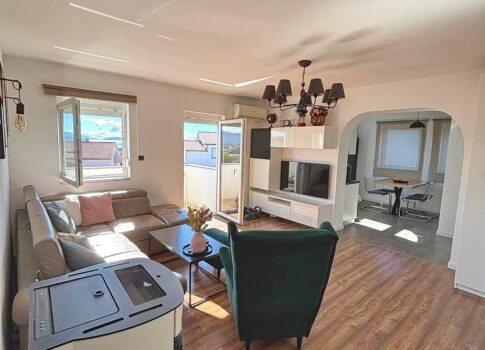 Krk, három hálószobás, kétszintes apartman tengerre néző kilátással!