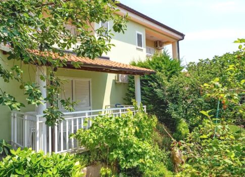 Baška, két apartmanos ikerház kerttel!