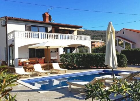 Punat, két lakóegységgel és úszómedencével rendelkező családi ház!