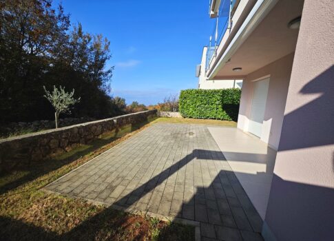 Njivice, földszinti apartman kerttel és tengerre néző kilátással!
