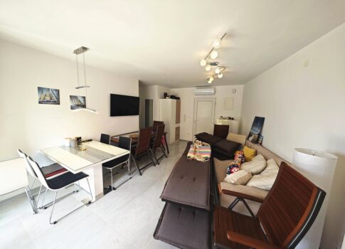 Njivice, földszinti apartman kerttel és tengerre néző kilátással!