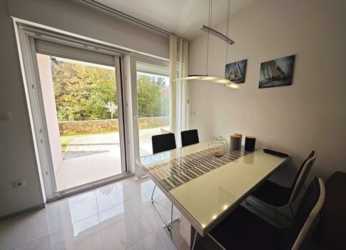 Njivice, földszinti apartman kerttel és tengerre néző kilátással!