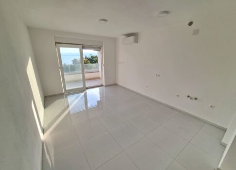Crikvenica, apartman egy új épület 1. emeletén, tengerre néző kilátással!