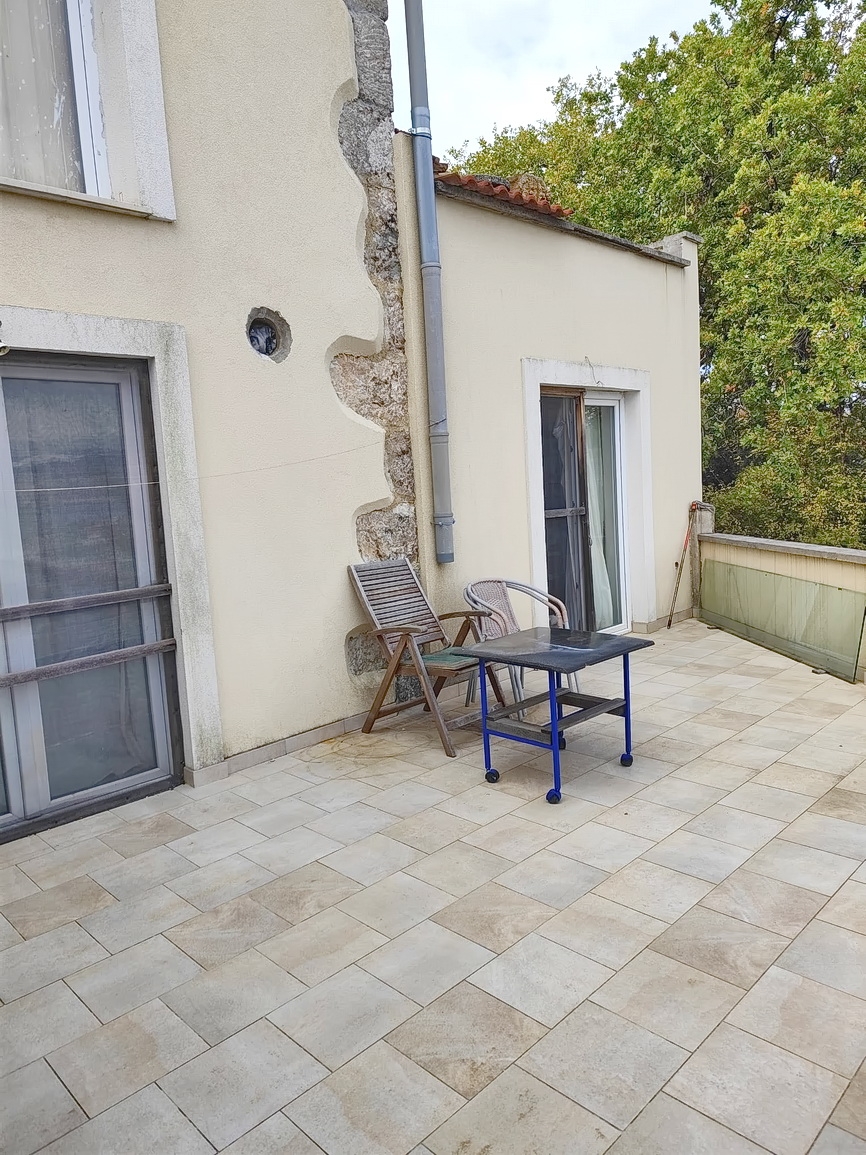 Vrbnik környékén, kőház tengerre néző kilátással és kerttel!