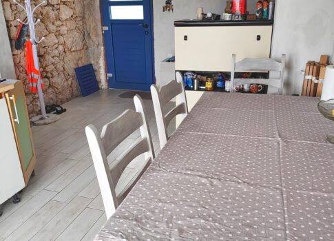 Vrbnik környékén, kőház tengerre néző kilátással és kerttel!