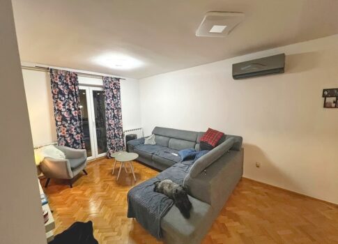 Krk, teljesen felújított kétszobás apartman kiváló helyen!