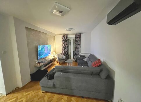 Krk, teljesen felújított kétszobás apartman kiváló helyen!