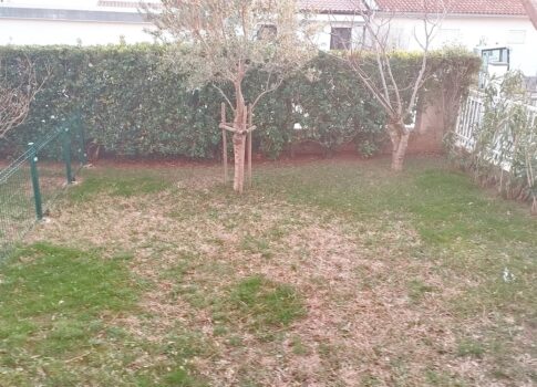 Novi Vinodolski, stúdiólakás erkéllyel és tágas kerttel!